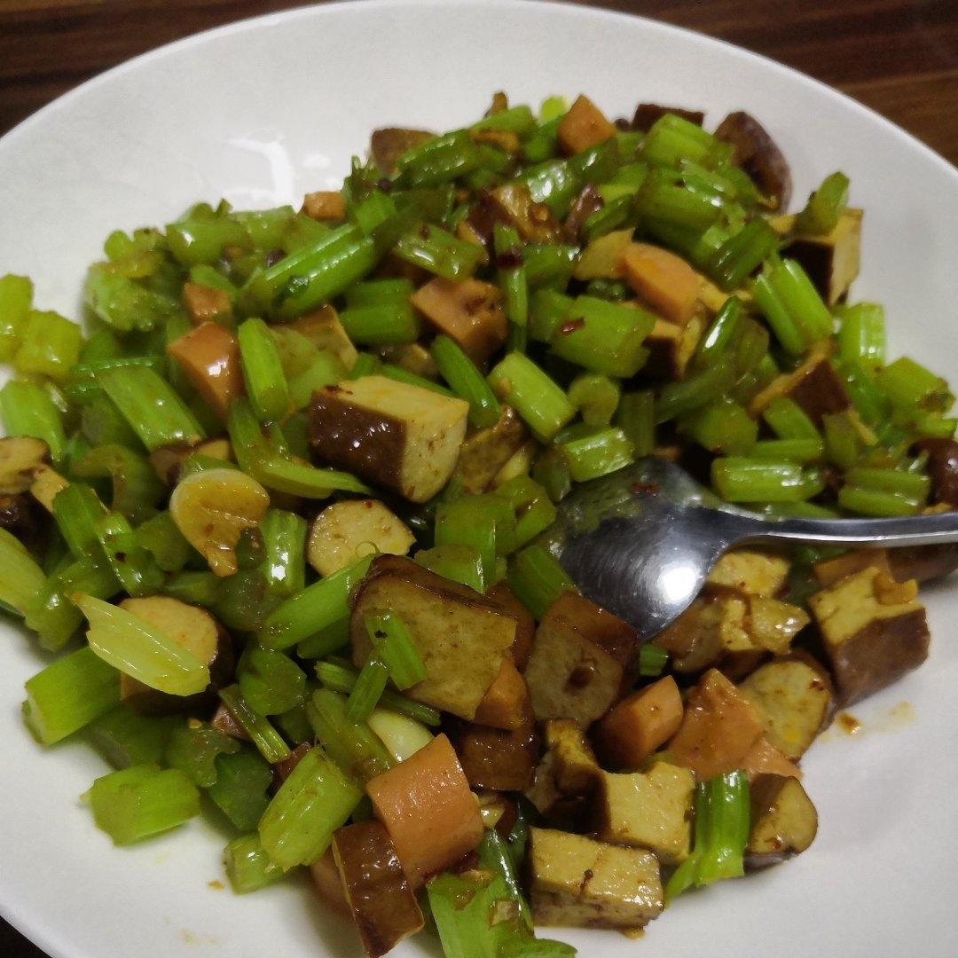 让何老师好吃到哭的同款芹菜炒香干，真的超美味