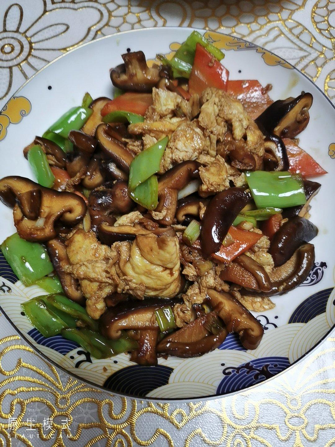 铝饭盒里的香菇炒鸡蛋