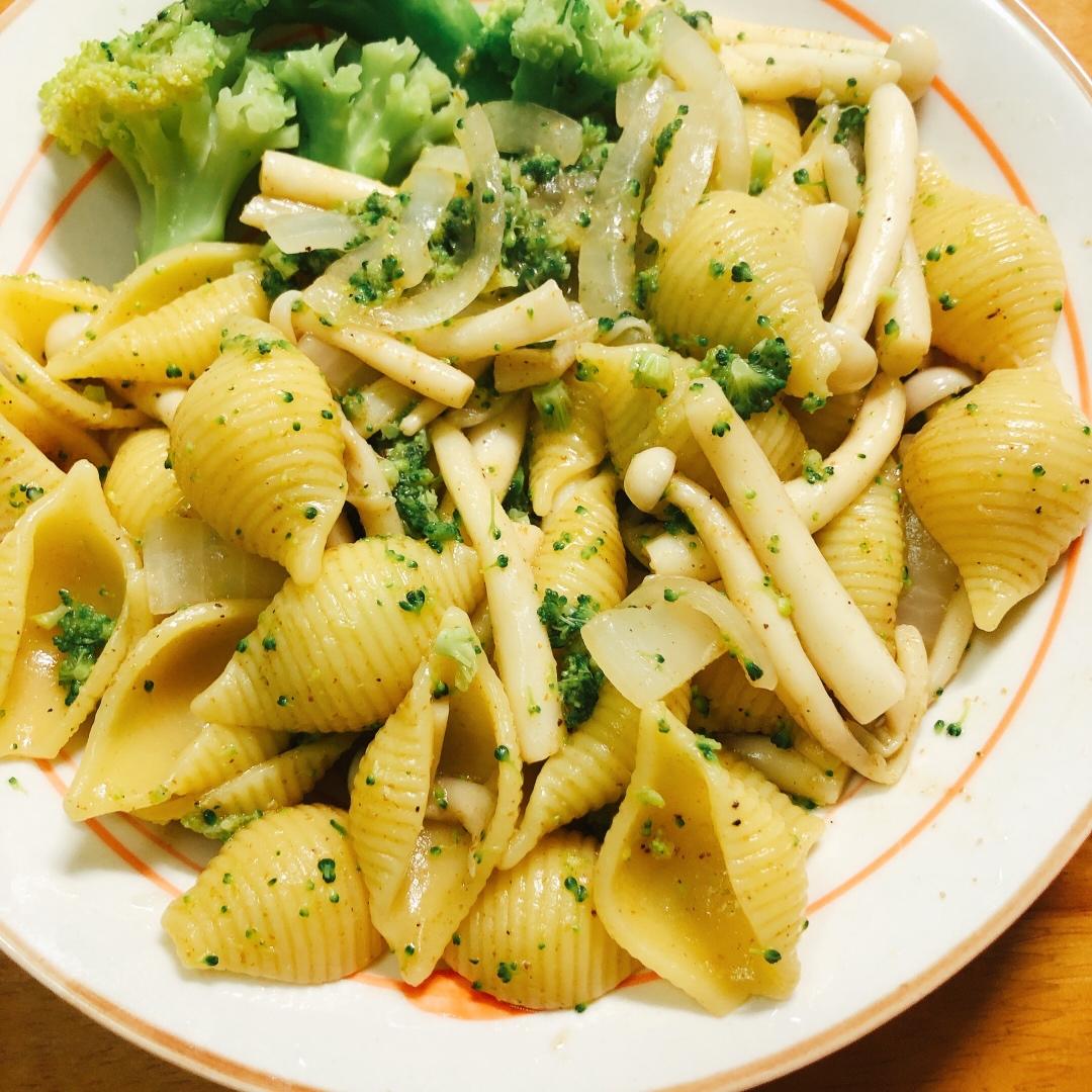 西兰花海鲜菇炒意面