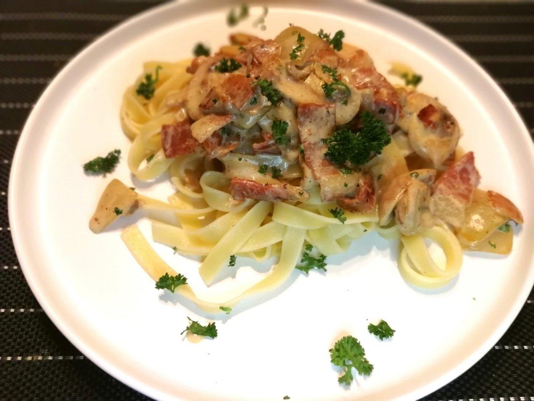 奶油培根蘑菇意面|Creamy bacon and mushroom spaghetti