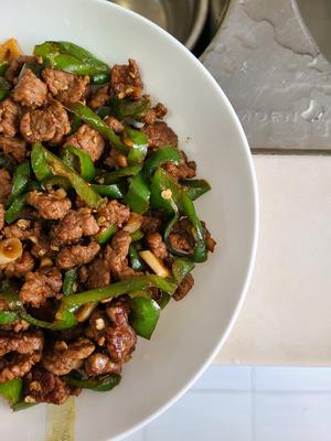 香辣下饭：青尖椒炒牛里脊肉的做法 步骤5
