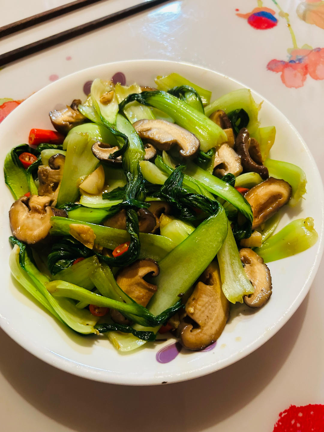 超级萌的香菇炒青菜仔