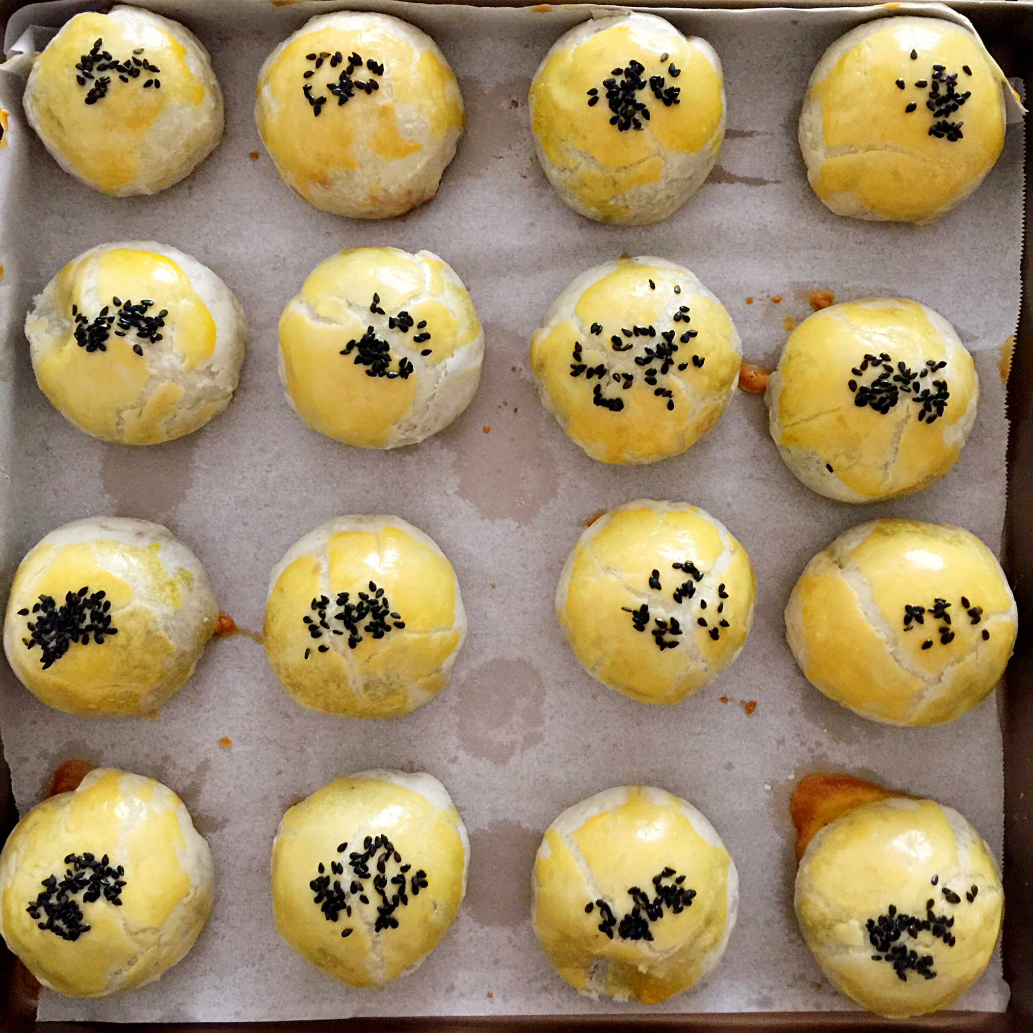 蛋黄酥 Danhuangsu