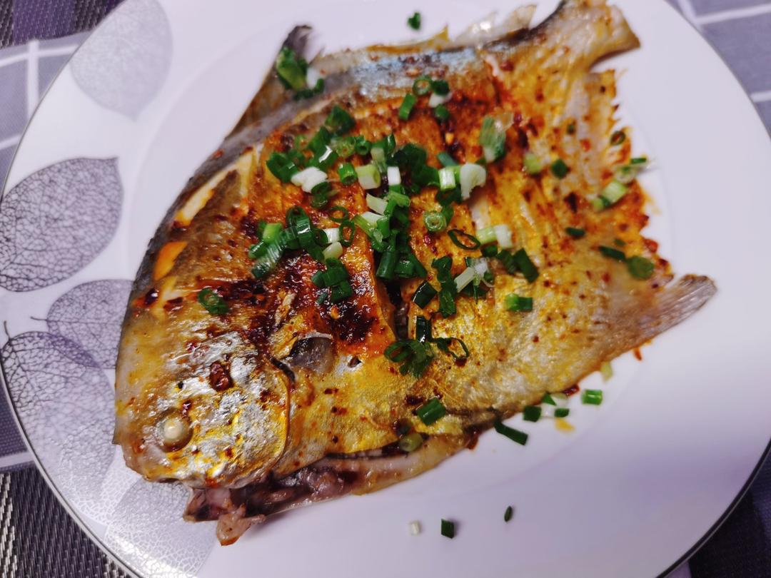 完美版干煎鲳鱼，皮不破、肉不碎、外香里嫩。