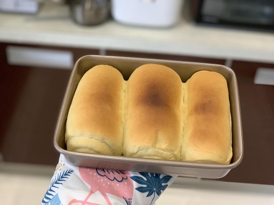 用烤箱自己做面包--手工牛奶吐司面包