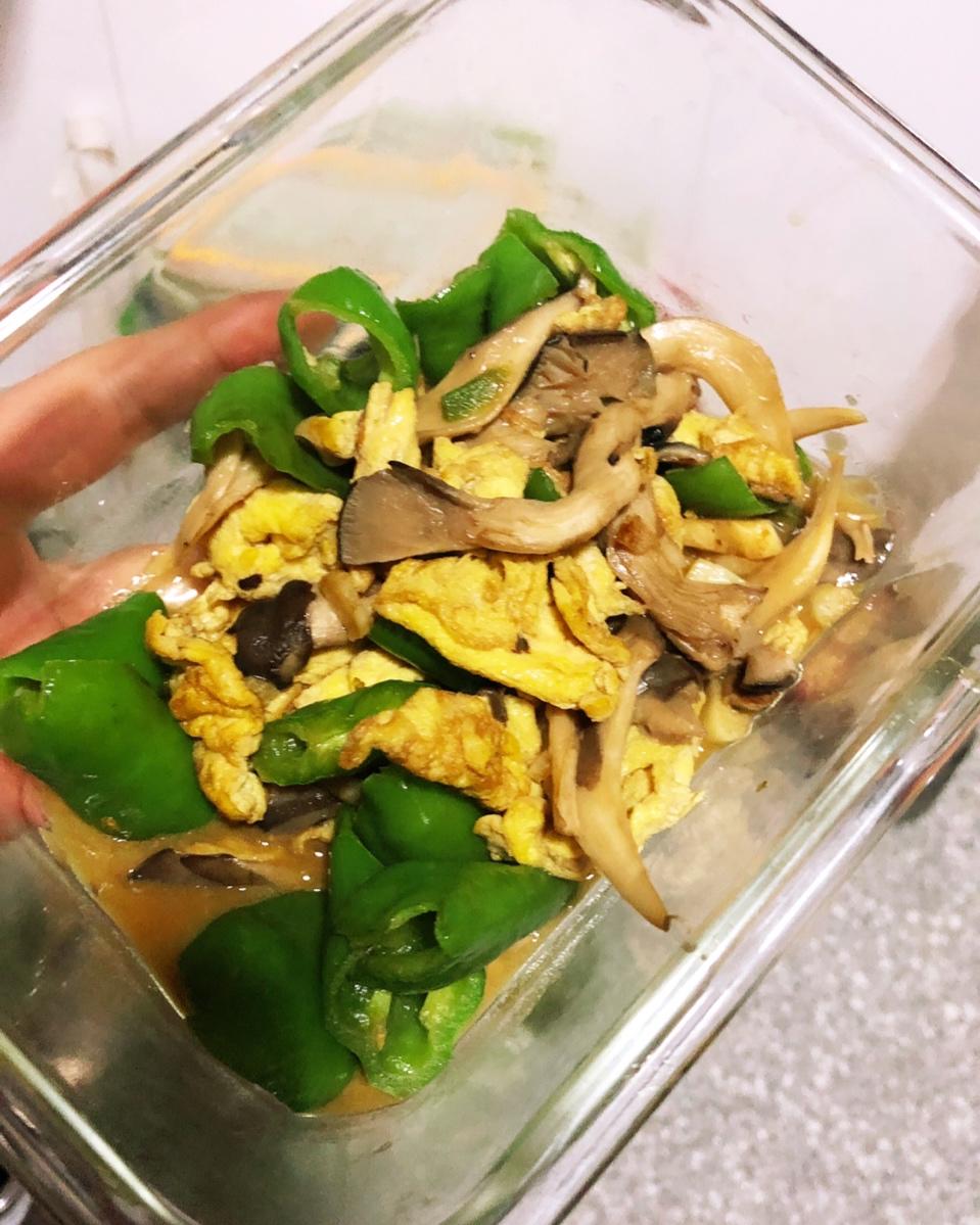 平菇青椒炒鸡蛋 好吃又营养的超快手家常菜