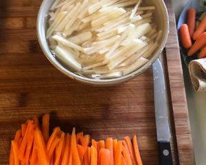 胡萝卜土豆丝的做法 步骤1