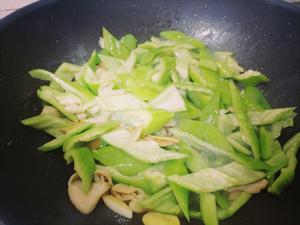 下饭菜尖椒炒肥肠的做法 步骤3
