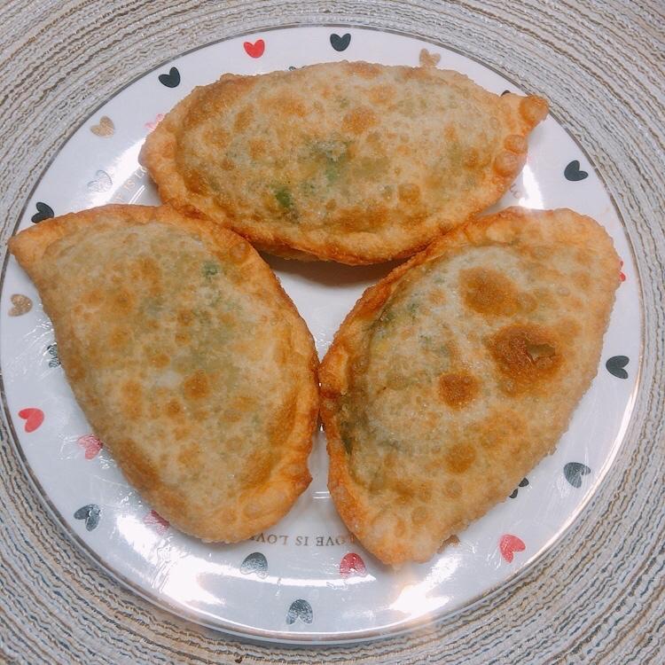 凌小忧做的油炸韭菜盒子糖三角