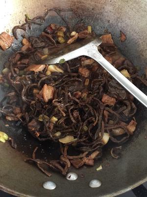 五花肉炒干豆角茶树菇的做法 步骤3