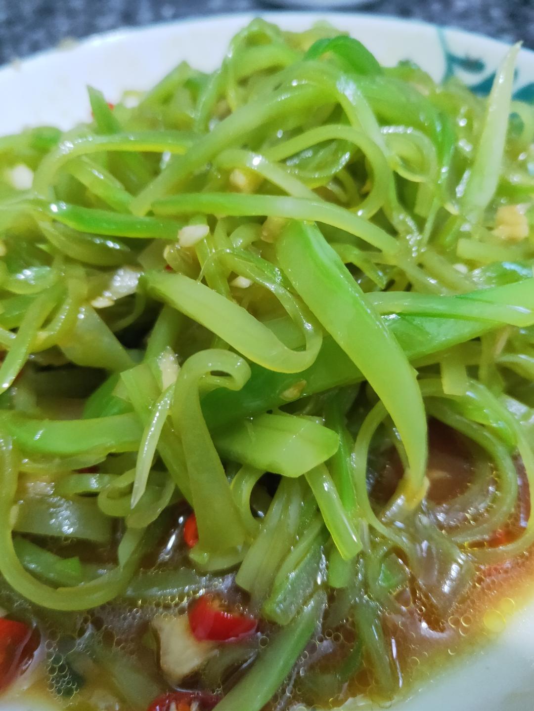 10分钟搞定的快手凉拌菜，清脆爽口的凉拌莴笋丝