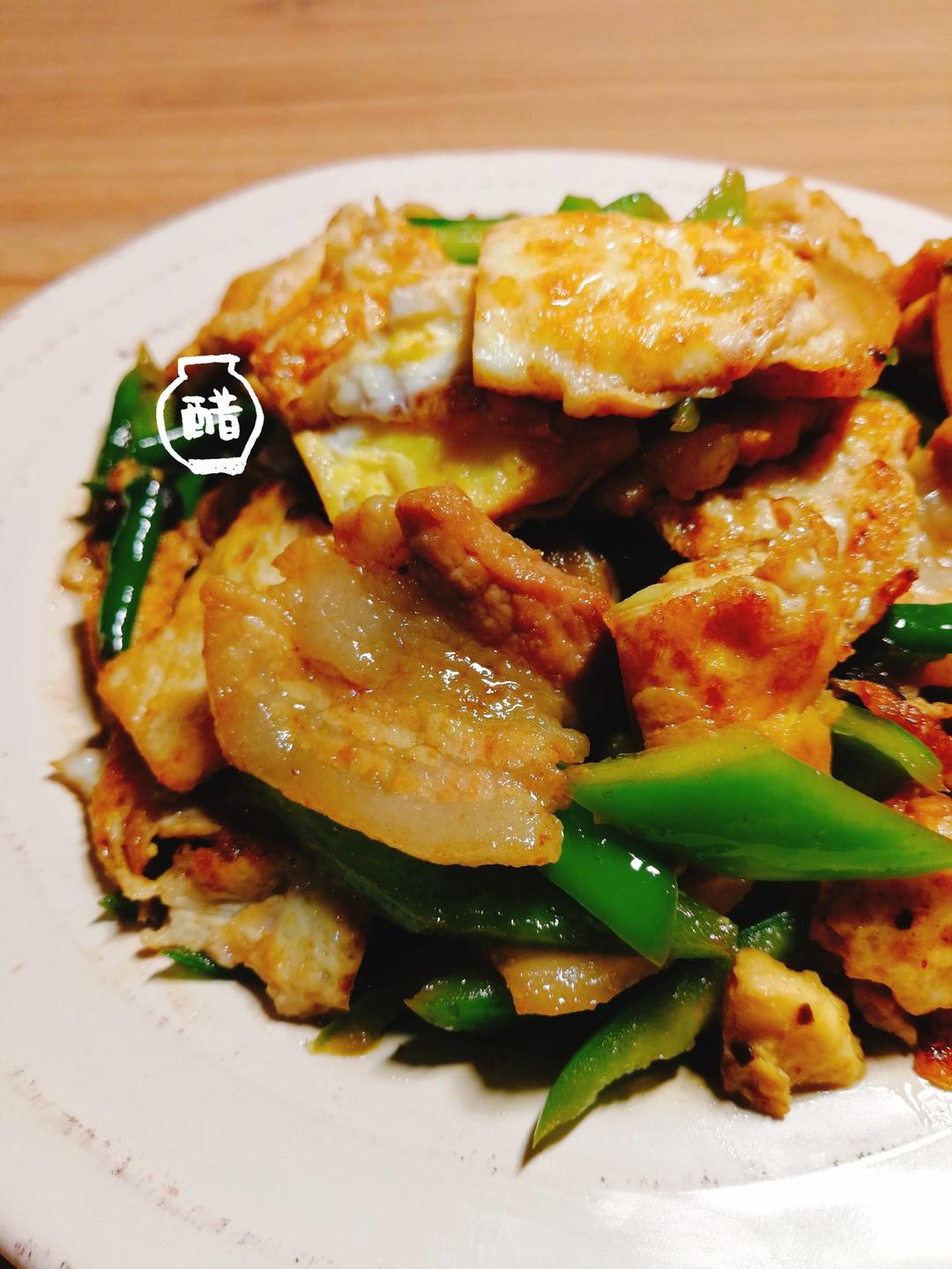 醋酸酸做的荷包蛋炒五花肉,简单味美又下饭