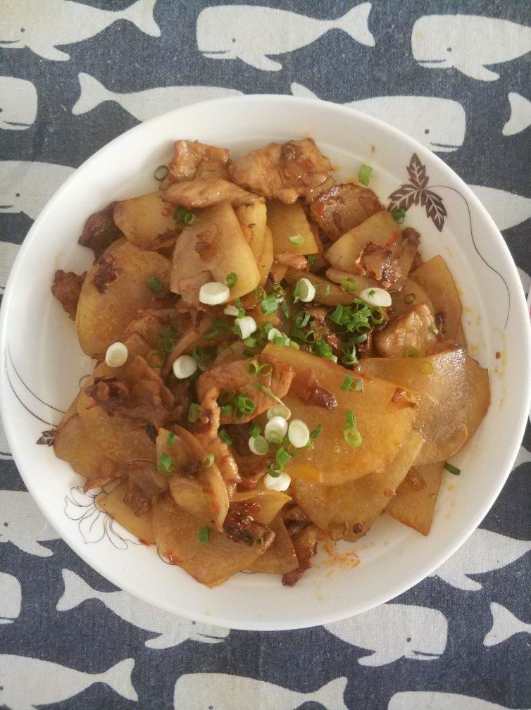 五花肉干煸土豆片