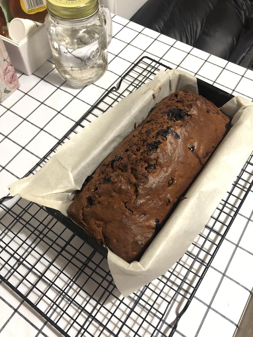 准备祖传的香蕉蓝莓玛芬蛋糕