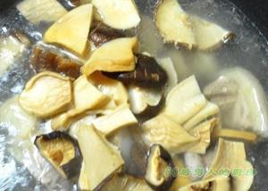 黑猪蹄膀菌菇汤的做法 步骤5