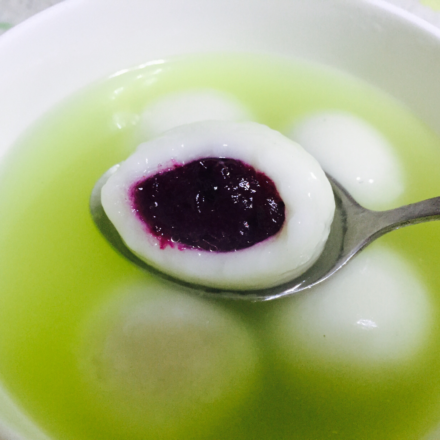 煮汤圆,没有苦涩的味道,三全的蓝莓味不错,馅料大,皮也筋道,就是有几