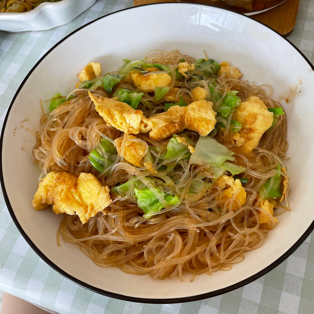 做鸡蛋炒粉丝，千万不要直接炒，多加一步，好看又好吃