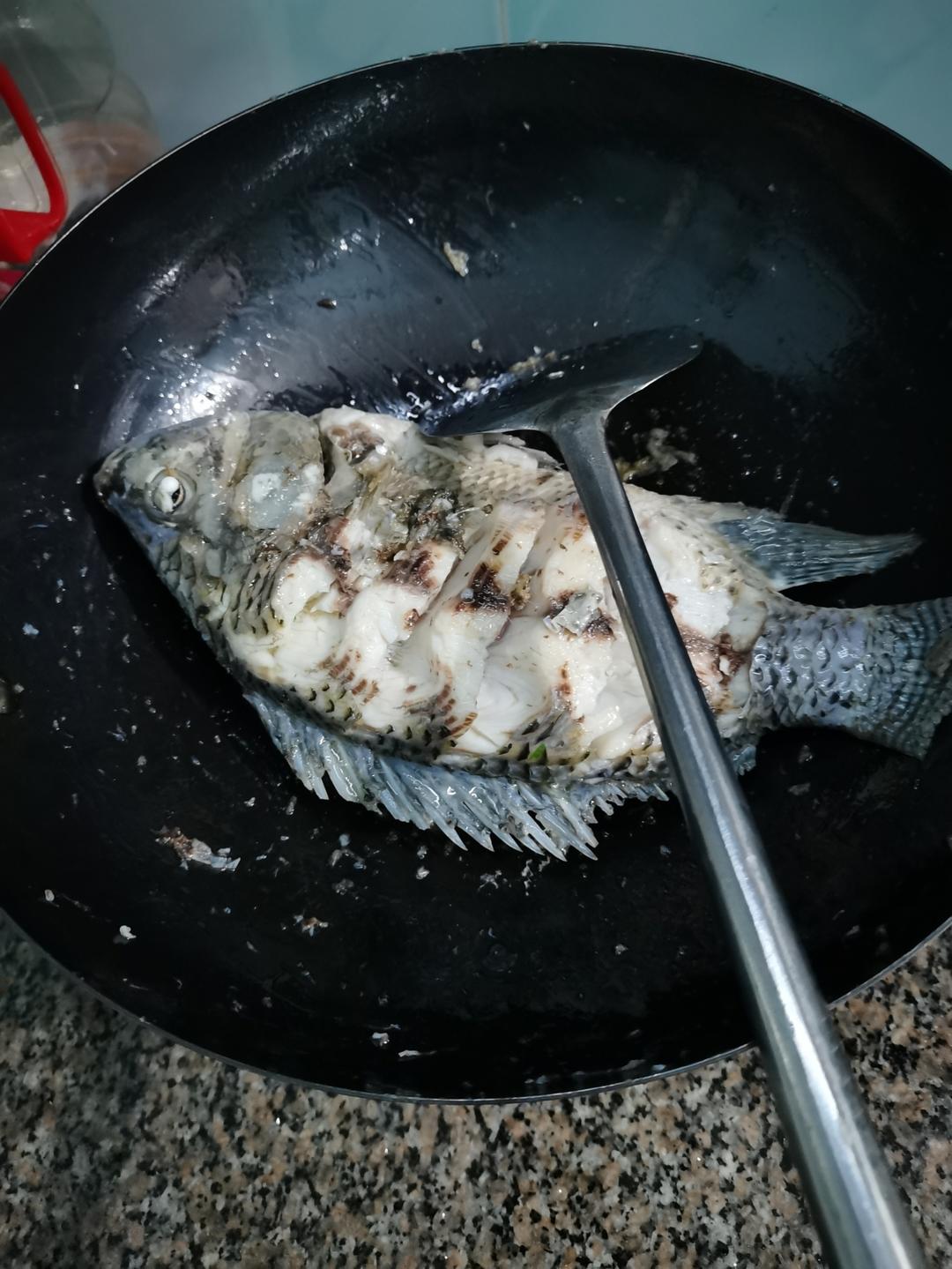 煎鱼不粘锅技巧