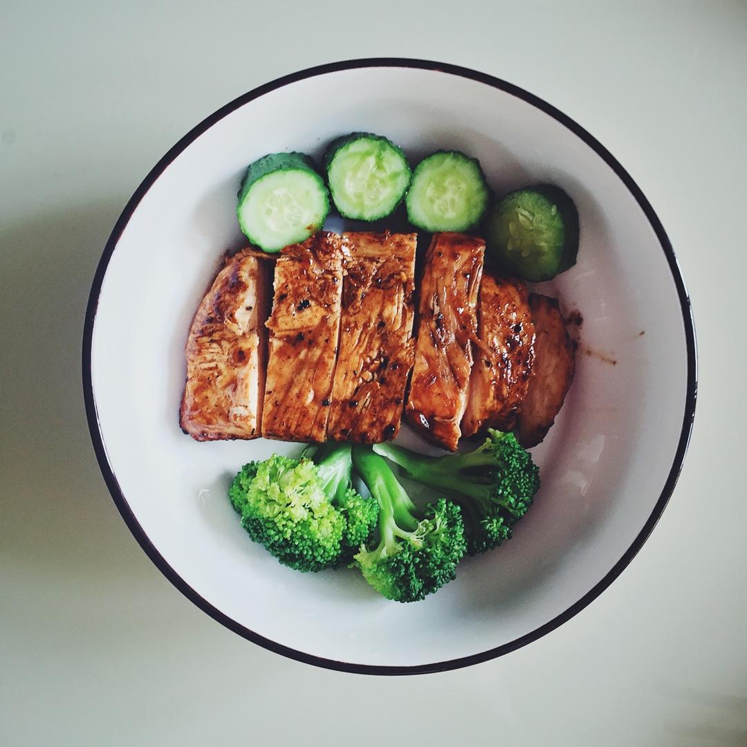 健身厨男版：香煎滑嫩鸡胸肉，全网最流行的鸡胸吃法！