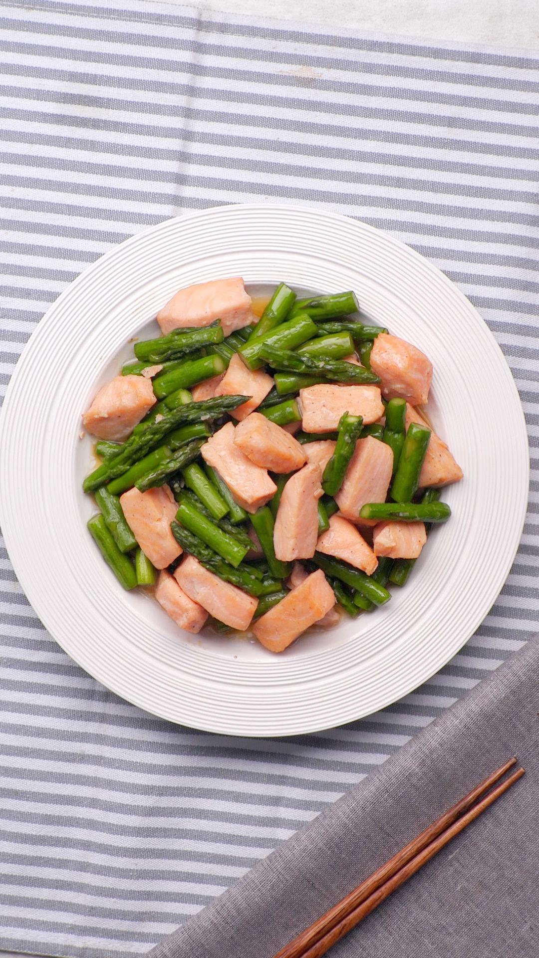 芦笋炒三文鱼的做法