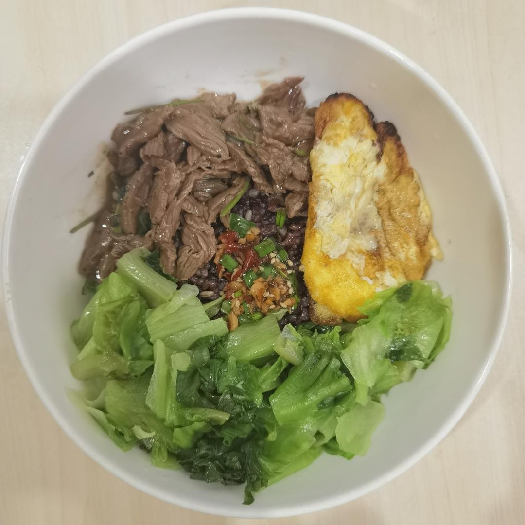 生菜牛肉拌饭