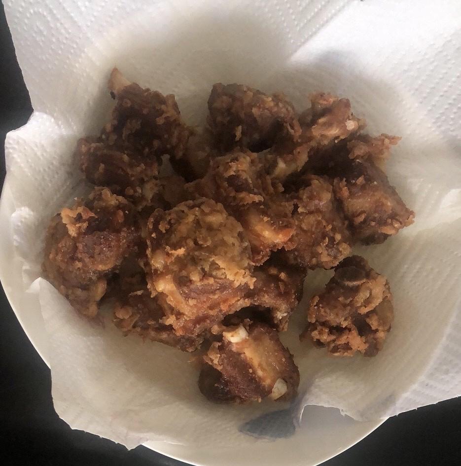 我家排骨从不红烧，加一些大蒜，出锅香喷喷，孩子吃完舔手指