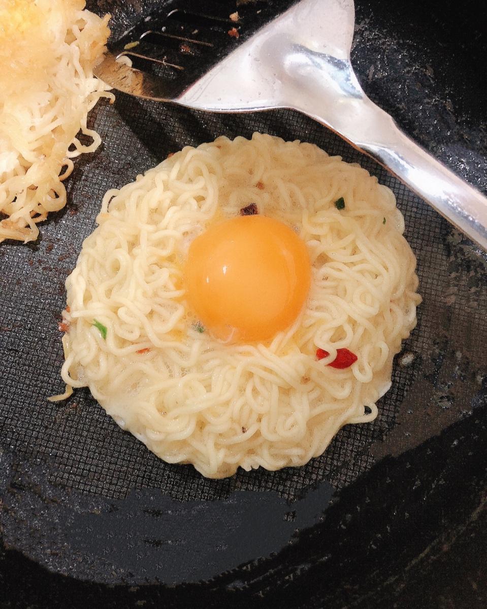 爱做点饼干的狮子做的方便面鸡蛋饼