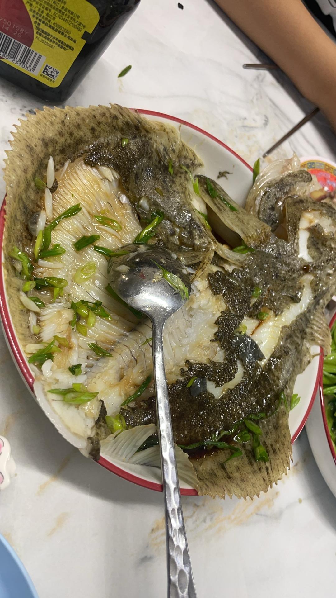 清蒸多宝鱼，很多人在先浇油还是先倒蒸鱼豉油这一步就做错啦