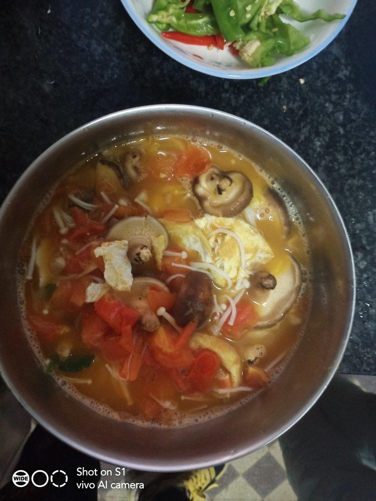 西红柿菌菇豆腐汤