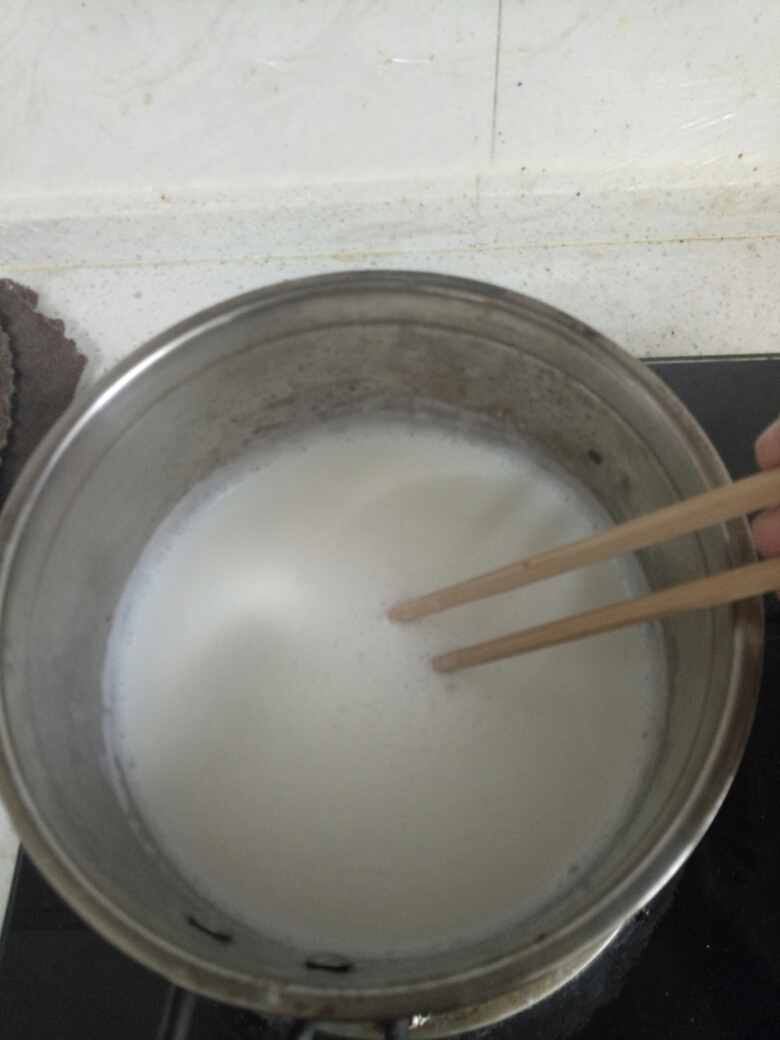 煮生牛奶的做法 步骤1