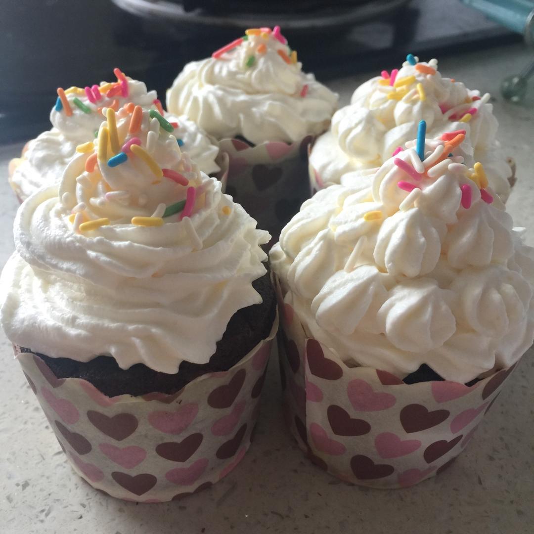 超润巧克力纸杯蛋糕（非常适合裱花、盖糖皮的cupcake方子）