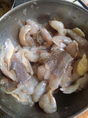 菌菇黄鱼豆腐煲的做法 步骤3