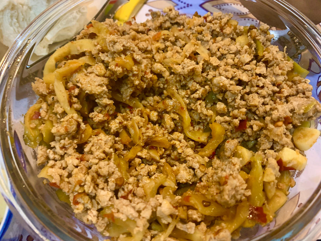 夏天来了，没胃口就来份香辣开胃榨菜肉丝粉