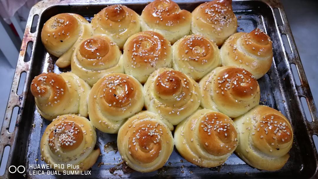 此配方不用厨师机也能做出媲美私房的蜂蜜脆底小面包