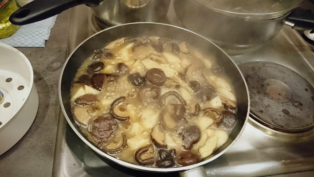 香菇栗子焖鲜芋的做法 步骤1