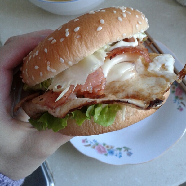 万圣节小丑做的培根芝士蛋汉堡