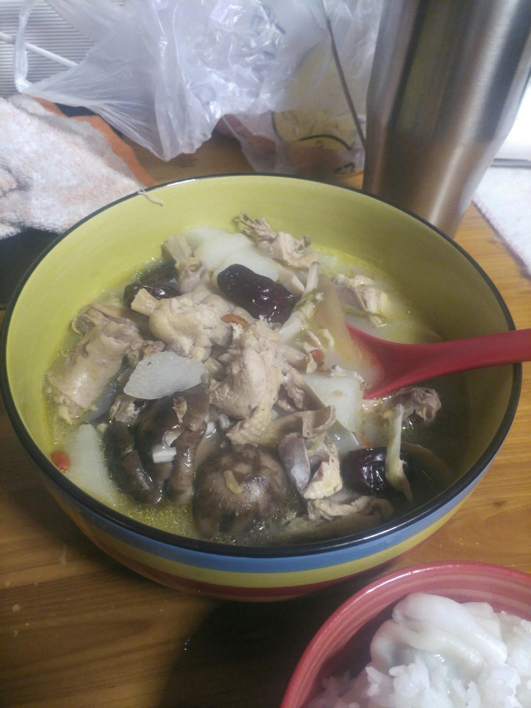 山药土鸡煨汤