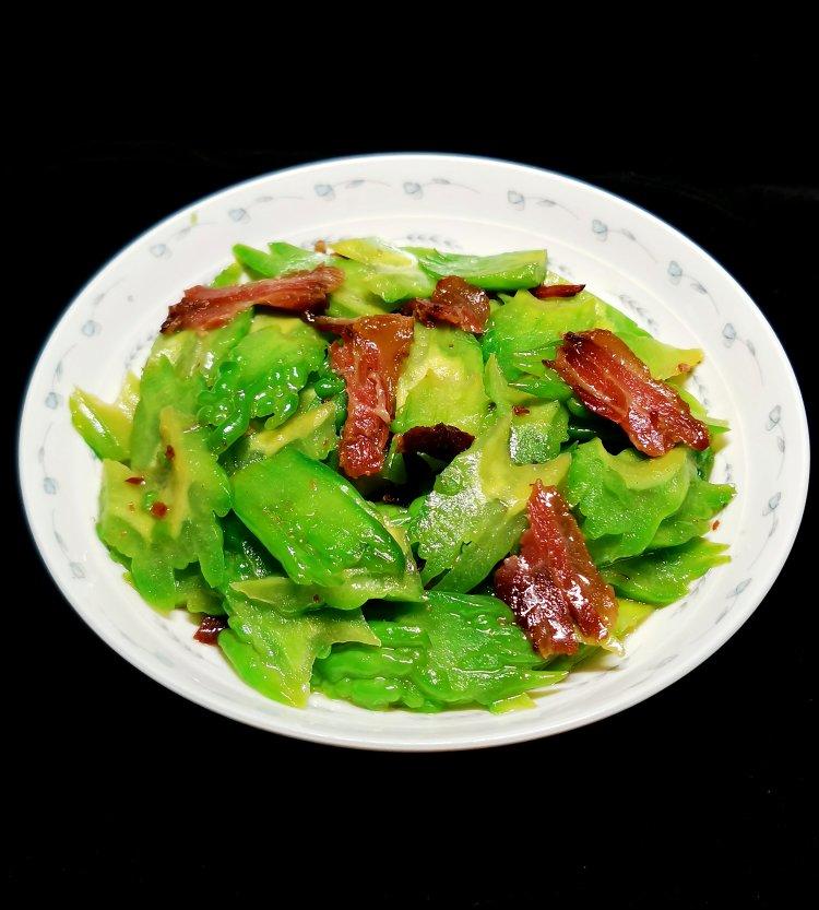 张立隆做的腊肉炒苦瓜