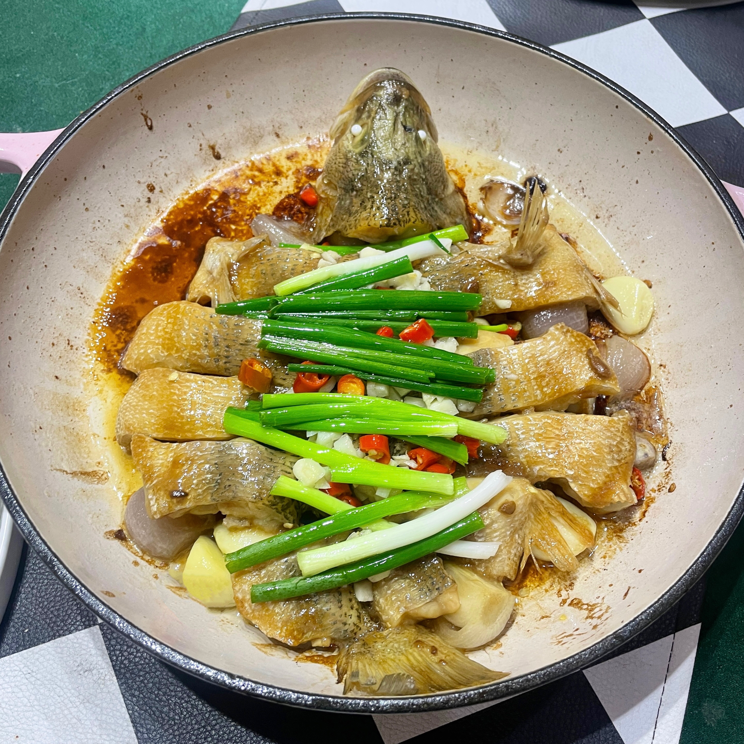 沙姜焗鲈鱼（珐琅锅无水版）的做法