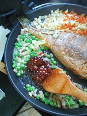 老郑家电饼铛私房菜--干烧大黄鱼的做法 步骤13