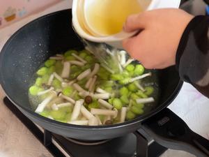 竹荪菌菇豆瓣汤的做法 步骤5