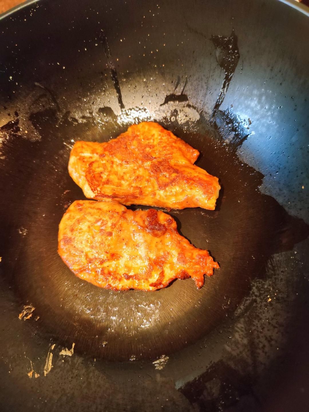 香煎鲜嫩多汁的黑椒鸡胸肉