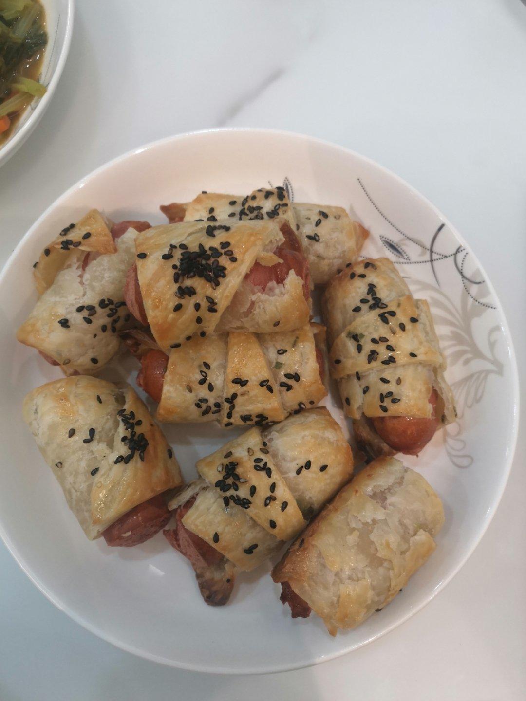 香肠酥皮卷：手抓饼皮还能这样吃，不用和面快速搞定早餐