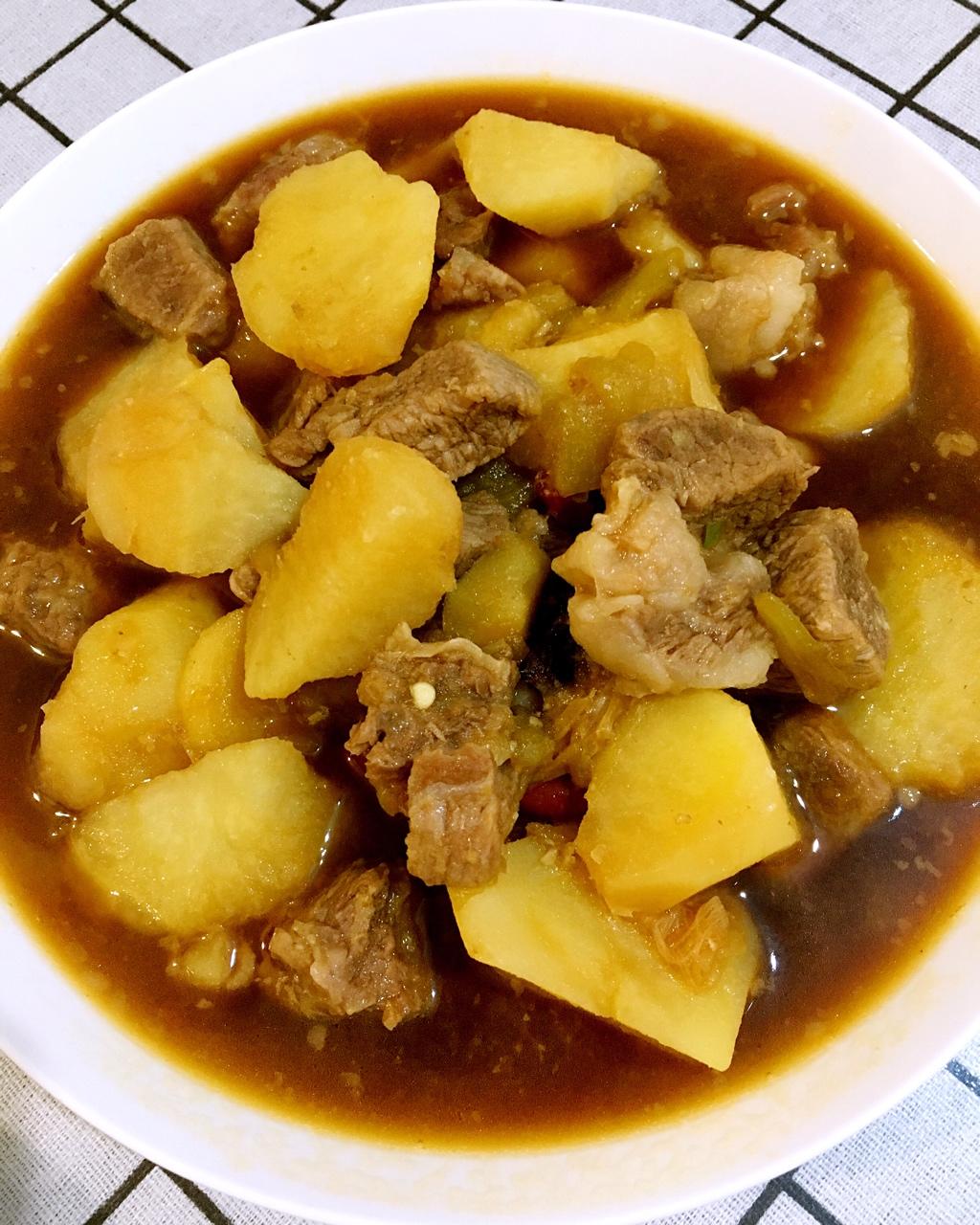 碎花小桌布做的牛肉炖土豆