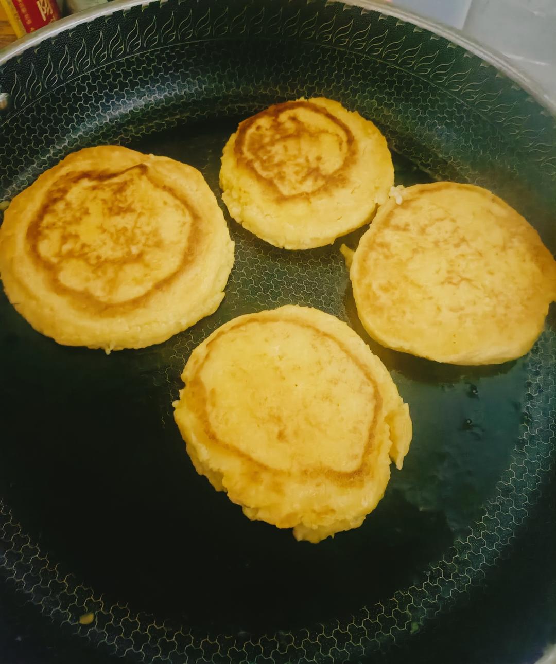 农家乐中的锅贴饼子（玉米饼子 大饼子）