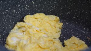 鲜到爆的丝瓜菌菇蛋汤的做法 步骤2