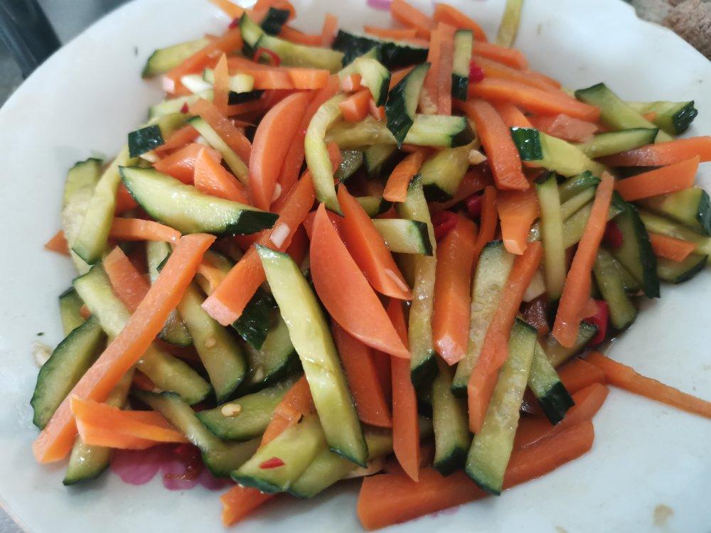 凉拌胡萝卜黄瓜丝