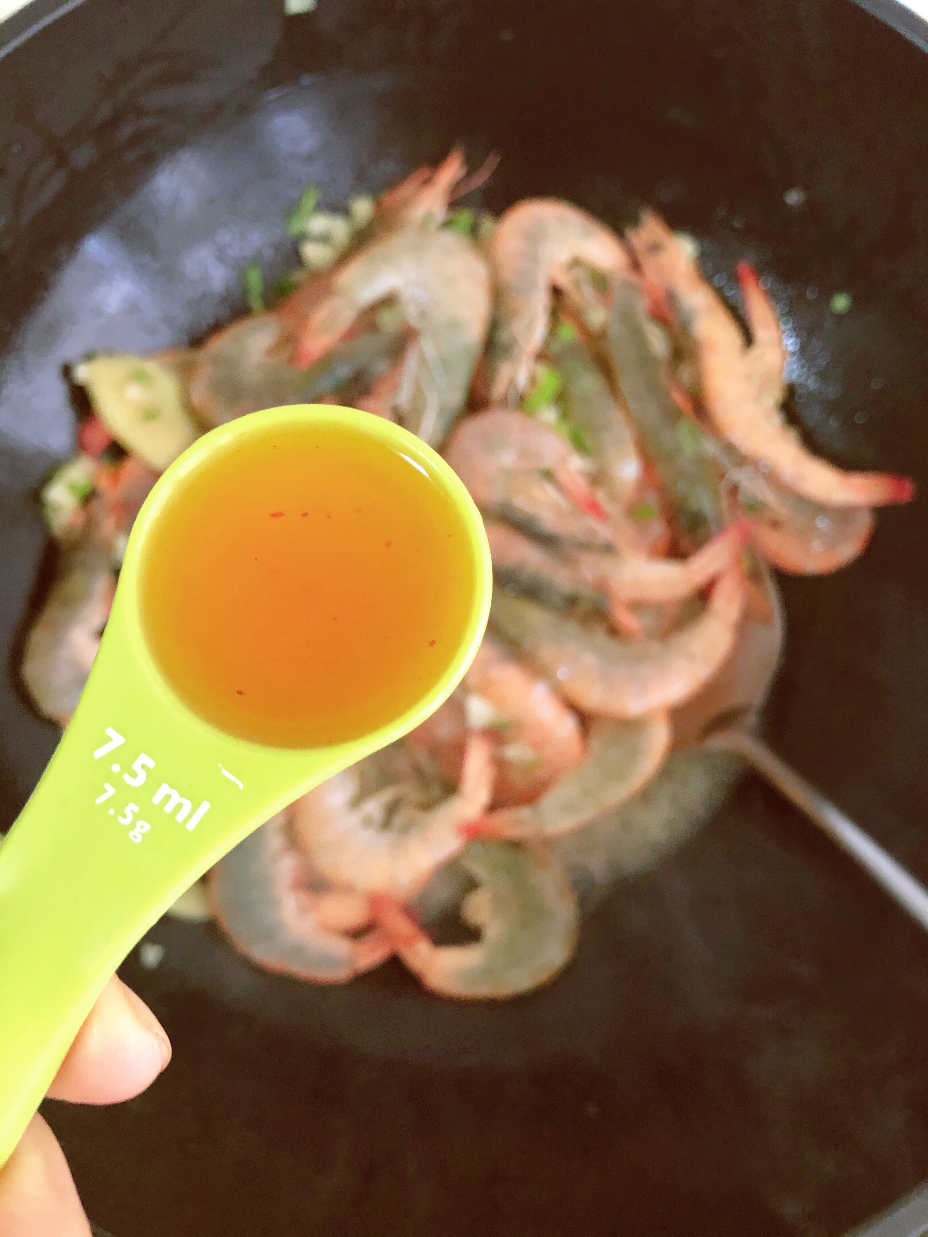 营养健康简单快速的油焖红烧大虾的做法 步骤3