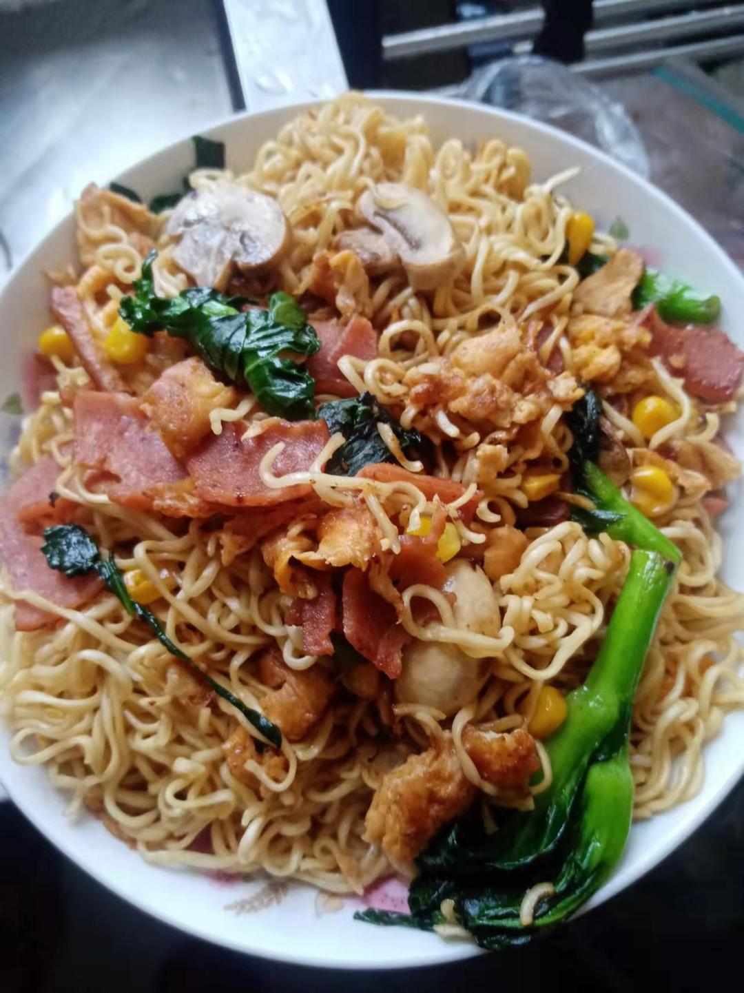 烧烤摊的回忆！培根炒方便面