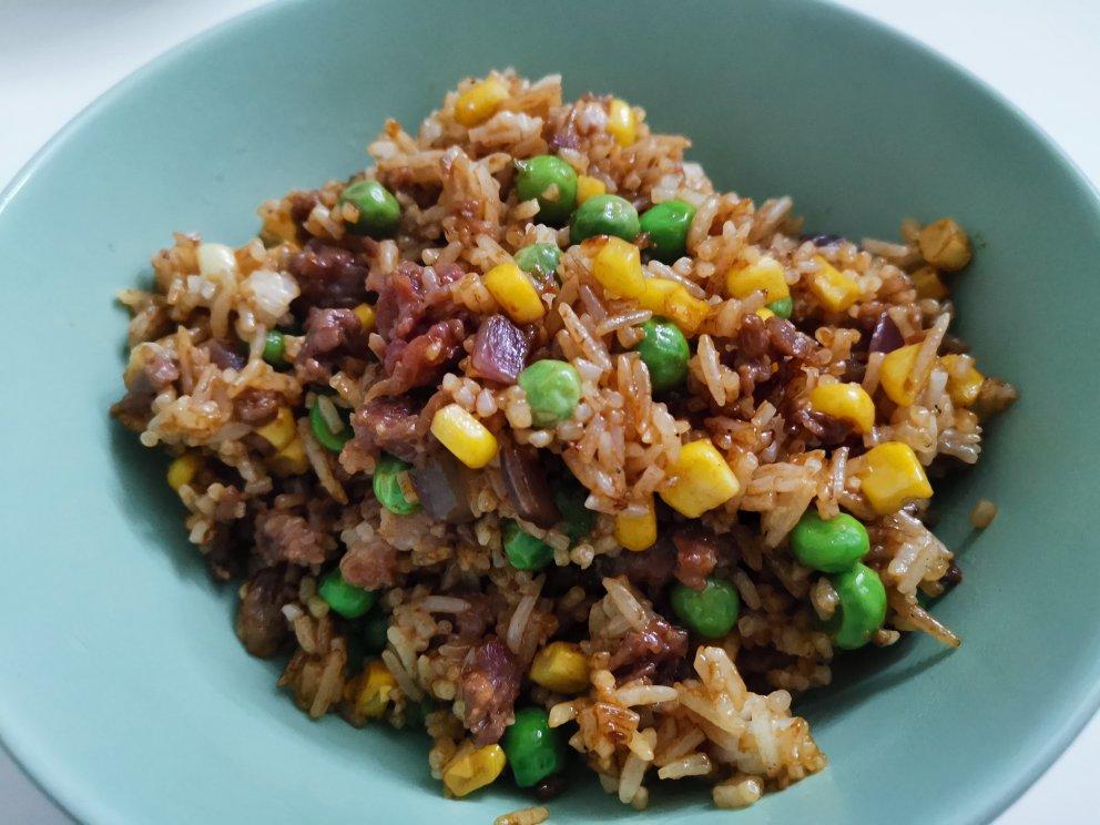 牛肉粒蔬菜炒饭